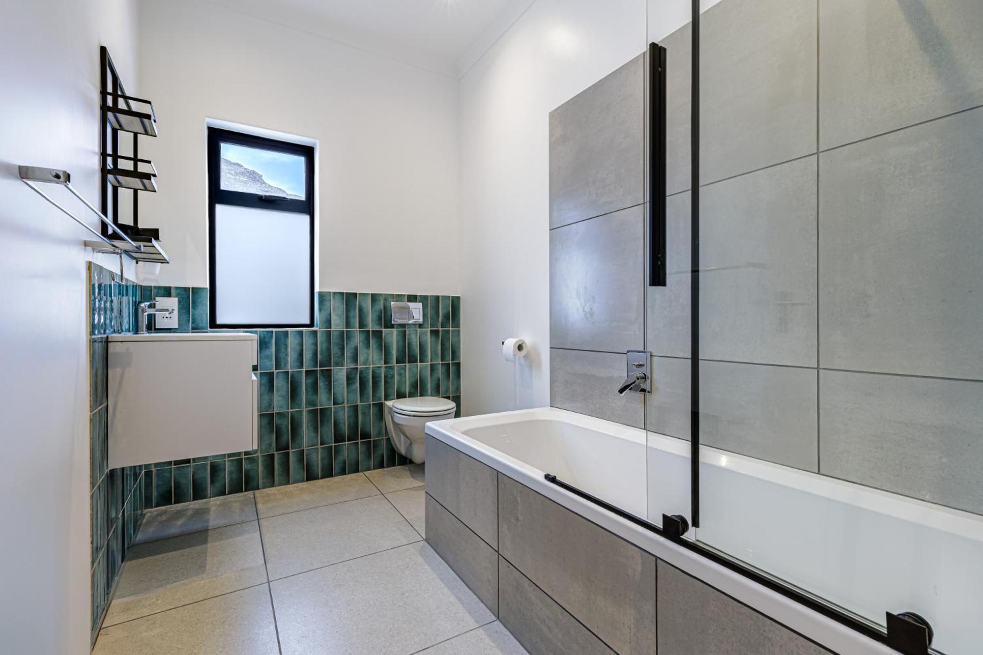3 Bed With Fireplace & Sea Views From 2 Balconies * Hout Bay