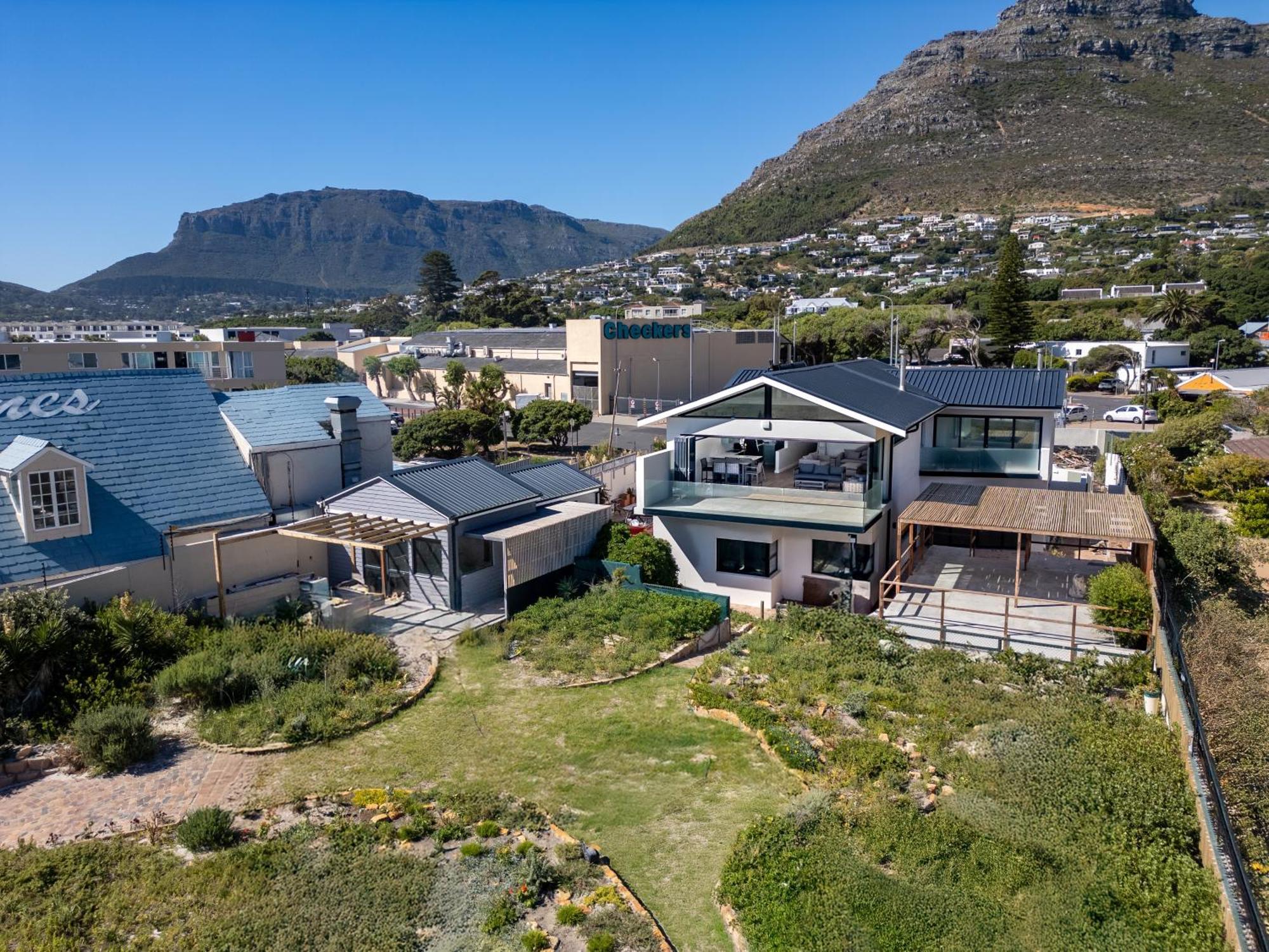 3 Bed With Fireplace & Sea Views From 2 Balconies Apartment *